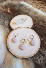 Load image into Gallery viewer, Rose Quartz Flower // Stitch Marker